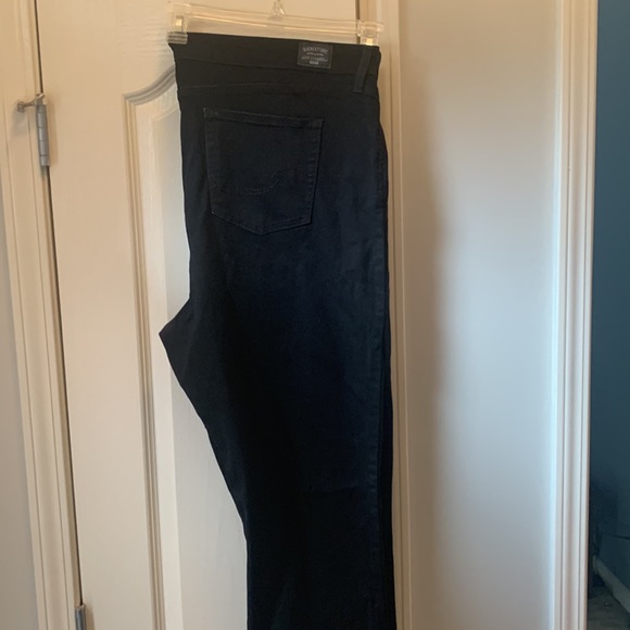 Signature by Levi Strauss & Co.Gold Label Women's Totally Shaping Straight Jeans - Picture 4 of 9